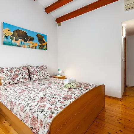 4 Bedroom Stunning In Jurani Holiday home *